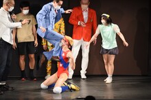 ムラムラタムラに飛び蹴りを食らわせるイワイガワ・岩井ジョニ男。