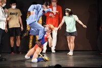 ムラムラタムラに飛び蹴りを食らわせるイワイガワ・岩井ジョニ男。