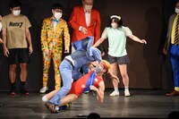 ムラムラタムラに飛び蹴りを食らわせるイワイガワ・岩井ジョニ男。