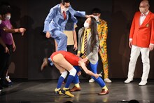 トム・ブラウン布川の股間に顔をうずめるムラムラタムラに飛び蹴りを食らわせるイワイガワ・岩井ジョニ男。