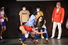 トム・ブラウン布川の股間に顔をうずめるムラムラタムラに飛び蹴りを食らわせるイワイガワ・岩井ジョニ男。