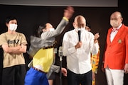 みなみかわ(右)をフルスイングでしばくトム・ブラウン布川(左)。