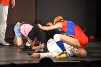 倒れたみなみかわに駆け寄り心配するムラムラタムラとにゃんこスター・スーパー3助。