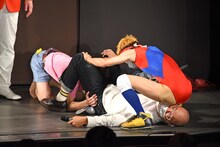 倒れたみなみかわに駆け寄り心配するムラムラタムラとにゃんこスター・スーパー3助。