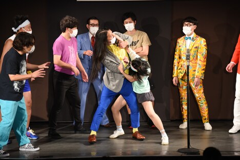 取っ組み合いになるトム・ブラウン布川(左)とにゃんこスター・アンゴラ村長(右)。