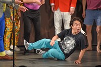 トム・ブラウン布川に叩かれて倒れた衝撃でパーパー・ほしのディスコになり、音楽の世界に陶酔してしまう永野。