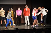 サンシャイン池崎に叩かれ、ボディブローで反撃するみなみかわ。