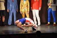 サンシャイン池崎がのけぞり過ぎて頭を床にぶつける瞬間。