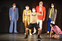 正座させられるにゃんこスター・スーパー3助の横でギャグを披露するオジンオズボーン篠宮。