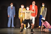 正座させられるにゃんこスター・スーパー3助の横でギャグを披露するオジンオズボーン篠宮。