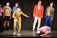 土下座させられるにゃんこスター・スーパー3助の横でギャグを披露するいち・もく・さん・くぼた。