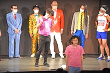 ステージ上を見ることを許されないにゃんこスター・スーパー3助の背後でギャグを披露する流れ星☆ちゅうえい。