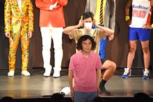 ステージ上を見ることを許されないにゃんこスター・スーパー3助の背後でギャグを披露するオジンオズボーン篠宮。