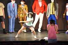 相方・アンゴラ村長のギャグを見ることも聞くことも許されないにゃんこスター・スーパー3助。