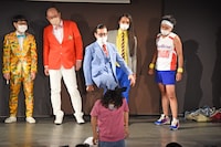 ステージ上を見ることを許されないにゃんこスター・スーパー3助にかかと落としを食らわせるイワイガワ・岩井ジョニ男。