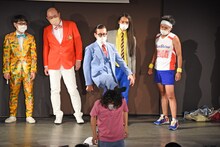 ステージ上を見ることを許されないにゃんこスター・スーパー3助にかかと落としを食らわせるイワイガワ・岩井ジョニ男。