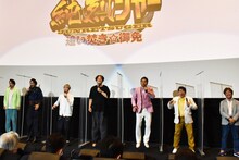 ダチョウ倶楽部・肥後（右から3人目）のリードで、地面を踏んで一斉にジャンプするくだりが展開された場面。