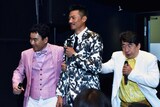 映画「スーパー戦闘 純烈ジャー 追い焚き☆御免」の初日舞台挨拶に、純烈の新メンバー・岩永洋昭（中央）をダチョウ倶楽部が連れてきたサプライズ演出のワンシーン。