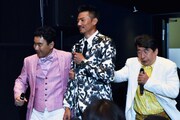 映画「スーパー戦闘 純烈ジャー 追い焚き☆御免」の初日舞台挨拶に、純烈の新メンバー・岩永洋昭（中央）をダチョウ倶楽部が連れてきたサプライズ演出のワンシーン。