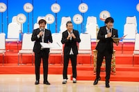 MCのテンダラーと間寛平GM（中央）。