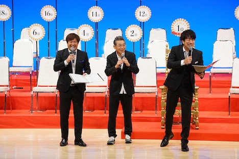 MCのテンダラーと間寛平GM（中央）。