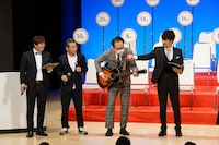 ギターで喜びを表現する松浦真也。