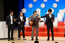 ギターで喜びを表現する松浦真也。