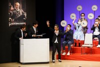 千葉公平より上の順位を獲得し、喜ぶ間寛平GM。