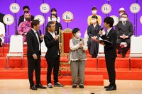 「吉本新喜劇座員総選挙」結果発表イベントの様子。