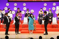 「吉本新喜劇座員総選挙」結果発表イベントの様子。