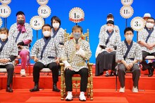 「吉本新喜劇座員総選挙」で1位の座に就いたアキ。