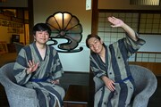 「野の会」メンバーの（左から）バカリズム、狩野英孝。(c)TBS