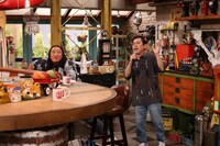 左からロバート秋山、ナインティナイン岡村。(c)カンテレ