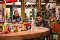 左からロバート秋山、ナインティナイン岡村。(c)カンテレ