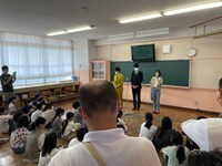 よしもとラジオ高校らじこー課外授業「漫才ワークショップ」の様子。