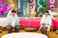 「ドーナツトーク」に出演する（左から）よゐこ濱口、水野美紀。(c)CBC