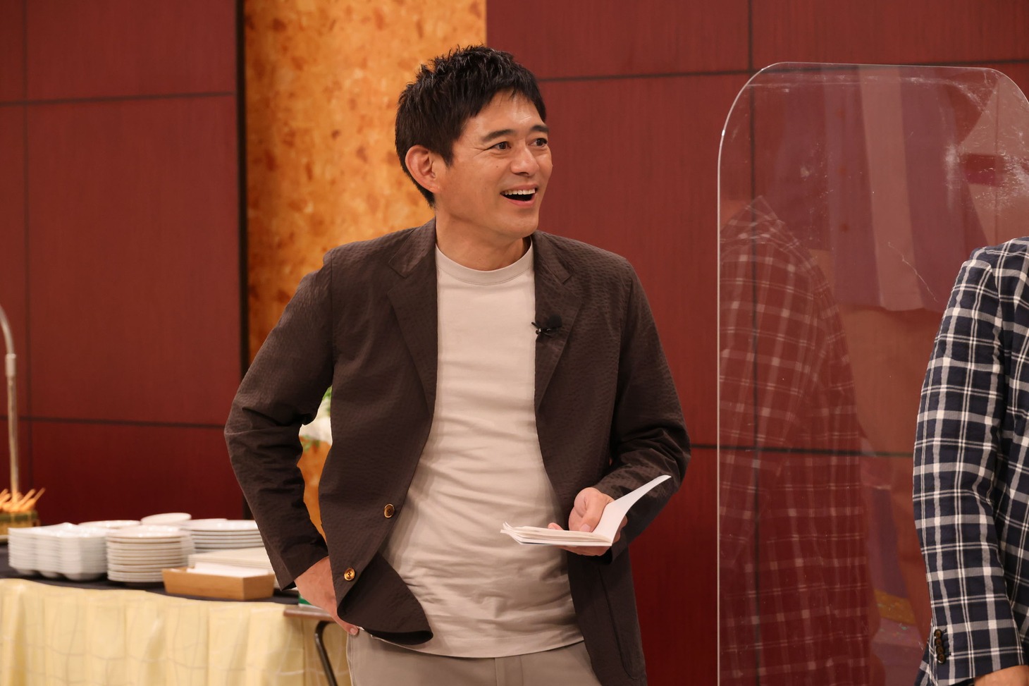 “バイキングマスター”として登場する博多華丸。(c)テレビ朝日