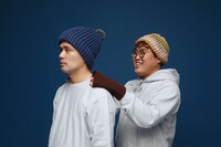 ブックレットより、罰ゲームで中谷が自作したニット帽を被るマユリカ。