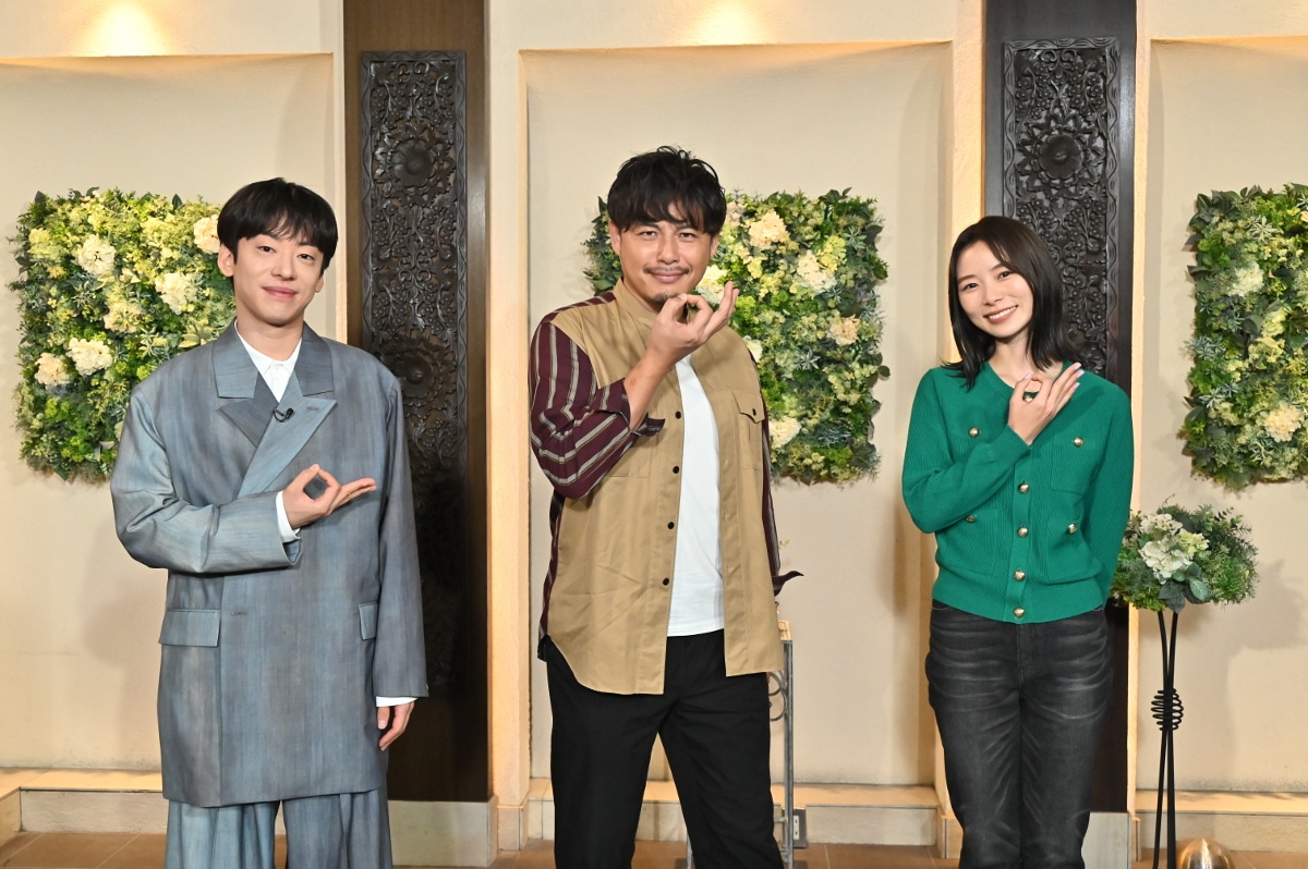 「ワケあって、大金使います」MCのアルコ＆ピース平子（中央）と、DJ 松永（左）、朝日奈央（右）。(c)TBS