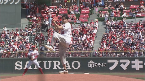 投球する有吉弘行。(c)広島テレビ