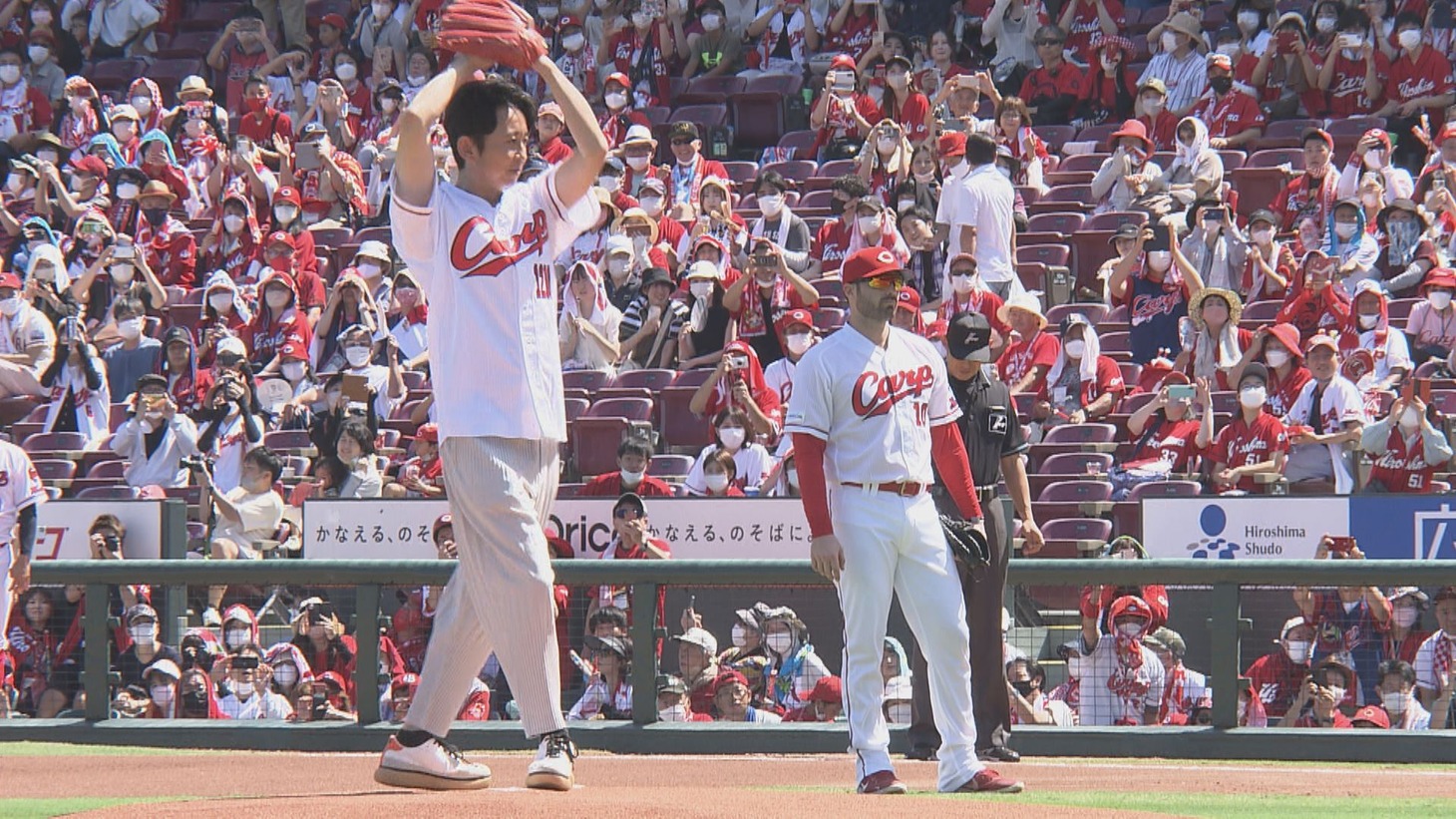 有吉弘行が参加した始球式の様子。(c)広島テレビ