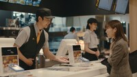 CM「夜マック店長／家族でポテナゲ」編より。