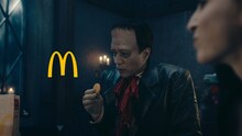 CM「夜マック店長／家族でポテナゲ」編でフランケンシュタインに扮しているナイツ塙。