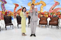 弘中綾香アナウンサー（左）東野幸治。(c)テレビ朝日