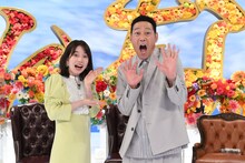 弘中綾香アナウンサー（左）と千鳥ノブの代打でMCを務める東野幸治。(c)テレビ朝日