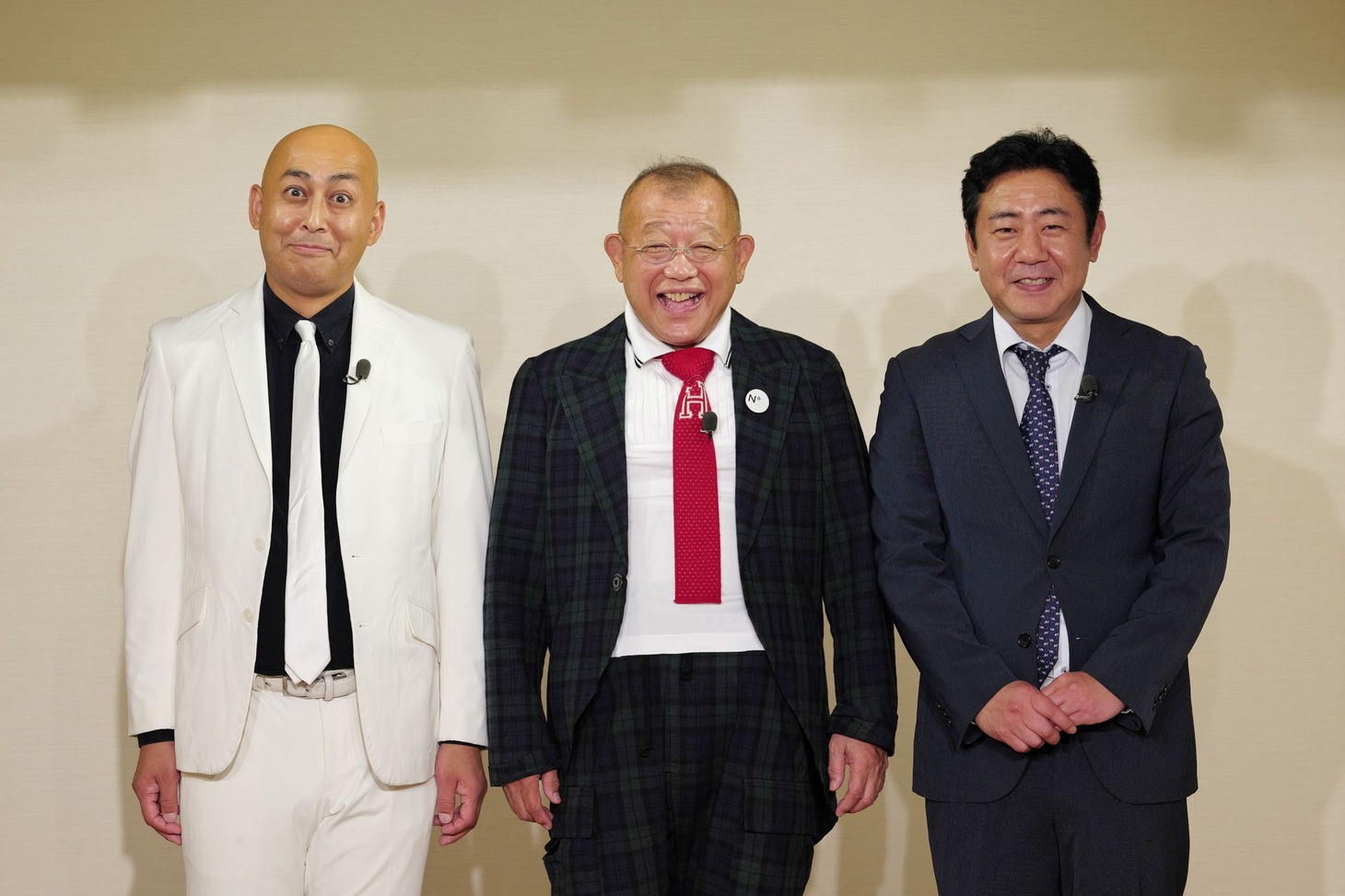 「無学 鶴の間」に出演した笑福亭鶴瓶（中央）とゲストの錦鯉。