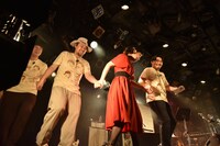 最後にもう一度ステージに登場したオズ路s。（photo by hiro）