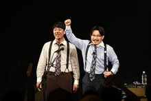 音楽ライブっぽく観客を煽ってみせるオズワルド。