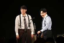 普段はあまりやらないつかみをやってみせるオズワルド。