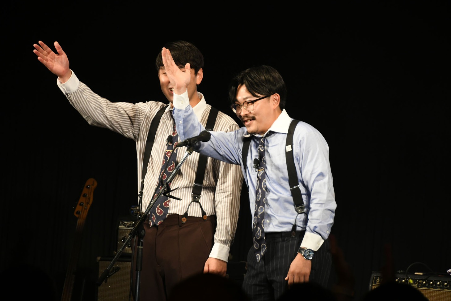 お笑いライブの前説のようにＴ字路sを呼び込むオズワルド。